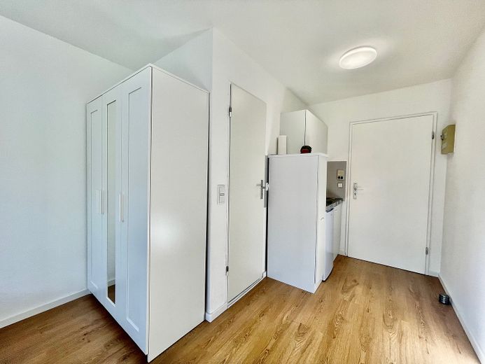 Möbliertes und renoviertes Apartment in Henkestraße 5 Erlangen bei Arcaden und Campus. Ab sofort. – Neuer Kleiderschrank und EBK 