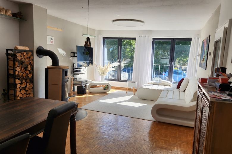 Großes Einfamilienhaus mit Einliegerbereich – ideal für Wohnen, Praxis oder Homeoffice – Wohnzimmer mit Fensterfront