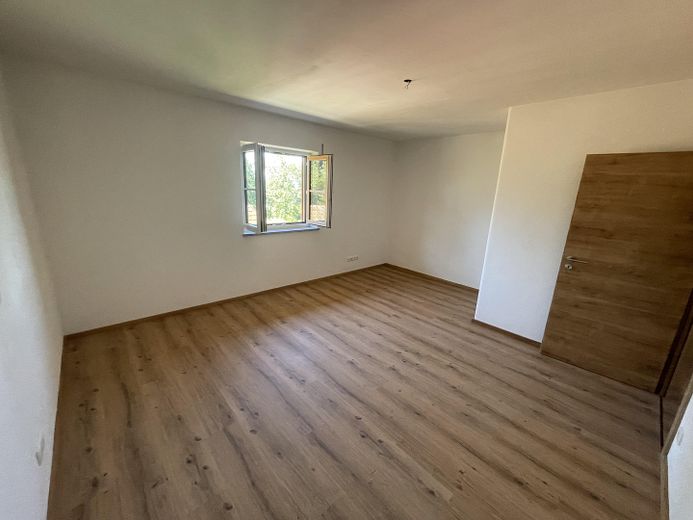 Appartamento con 4 locali al 1° piano, giardino e terrazza, nuova costruzione di 103 m2 a Fridolfing, canone di locazione senza spese 1150€ – Zimmer 3