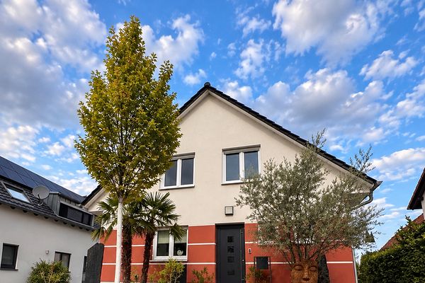 Neuwertiges Haus mit Pool in verkehrsberuhigter Straße