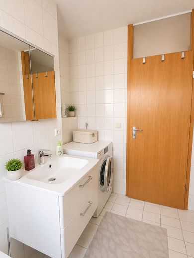 Attractif investissement locatif ou résidence principale – appartement 2 pièces, 1er étage, balcon, parking souterrain, libre d’occupation, à Kehl – Bad