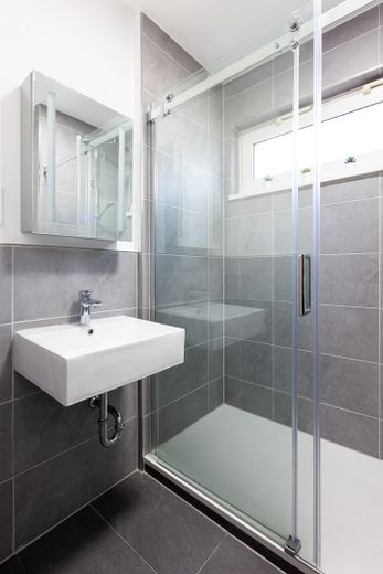 Appartamento arredato di 2 locali a Kassel-Nord-Holland – ristrutturato, con balcone e adatto a convivenza – Bad Waschbecken & Dusche