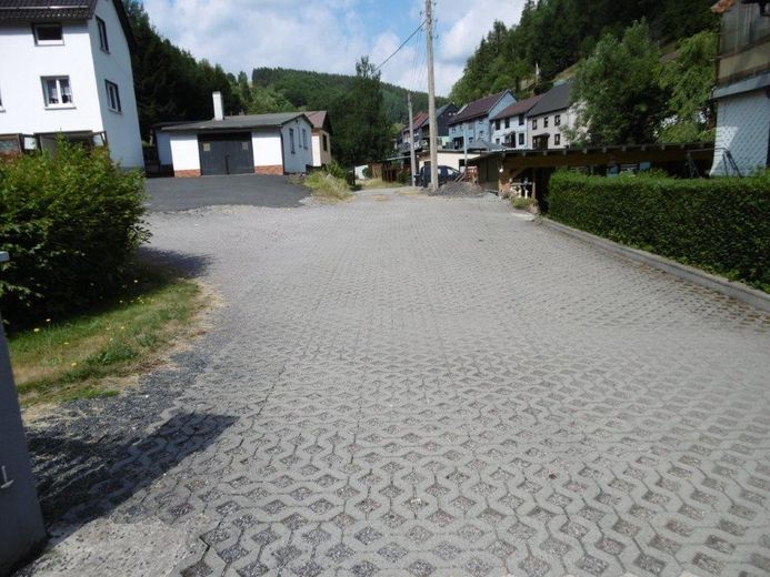 Einfahrt zum Wohnhaus