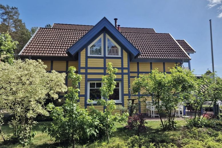 Casa de vacaciones con embarcadero propio en Hafendorf Rheinsberg – Seitenansicht des Hauses