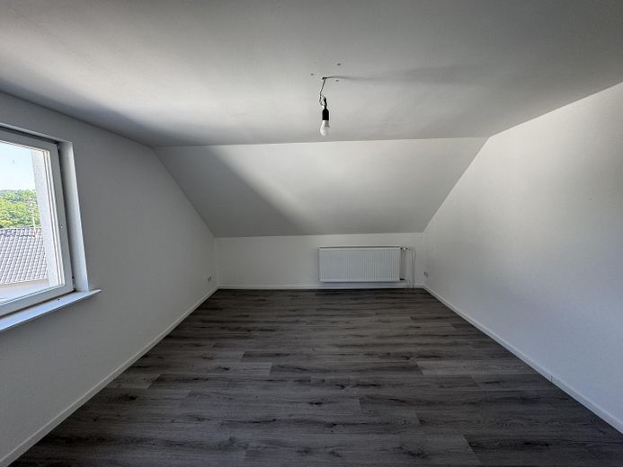 Modernisiertes Einfamilienhaus mit 1.025 m² Grundstück, Wintergarten & großem Garten – Schlafzimmer DG