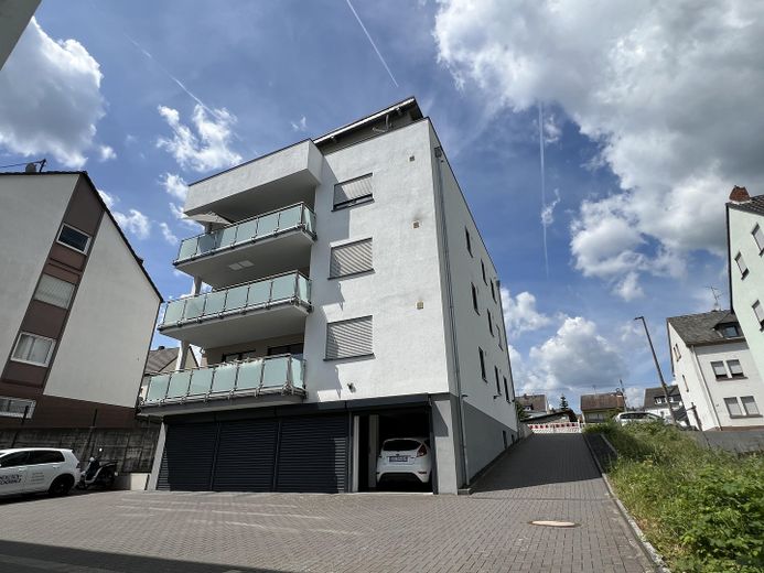 Hausansicht mit Garagenplatz