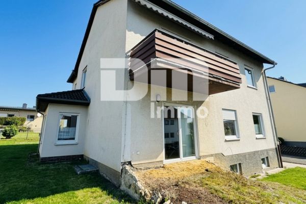 Casa unifamiliar/bifamiliar bien cuidada con garaje doble en una codiciada ubicación en las afueras de Zierenberg