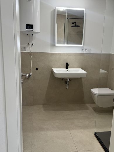 Exclusive living at Münsterplatz – high-quality fully renovated apartment with elevator and underground parking garage – Photo 8