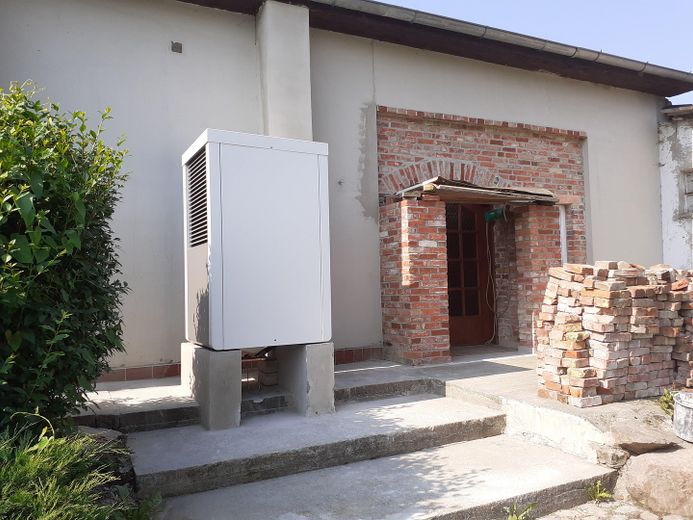 आवासीय और व्यावसायिक भवन 850m², ऊर्जा-कुशल रूप से नवीनीकृत A+; 4288m² भूखंड, मिश्रित क्षेत्र, 2 निर्माण क्षेत्र – Eingang mit Wärmepumpe links