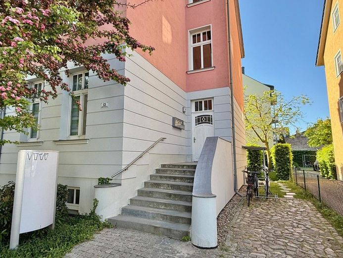 HORN IMMOBILIEN ++RESERVIERT! Neubrandenburg, schöne 4-Raum ETW im EG mit Balkon, 2 Parkplätze -bezugsfrei- – Hauseingang