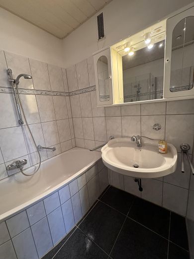 Moderne 3-Zimmer Wohnung mit Balkon im 10. OG in Köln-Eil (Porz) – Badezim. mit Badewanne&Dusche