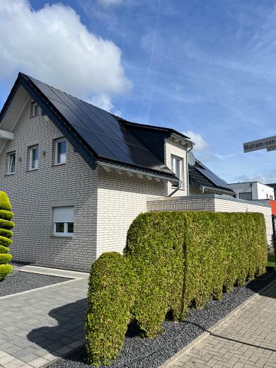 Privatverkauf - Einfamilienhaus mit Wintergarten, PV-Anlage & zwei Garagen in Kerpen-Sindorf – Haus (Süd-Ansicht)