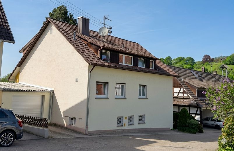 Freistehendes Haus mit Weitblick und attraktivem Einstiegspreis in Oberbeuern – Zweifamilienhaus mit Garage