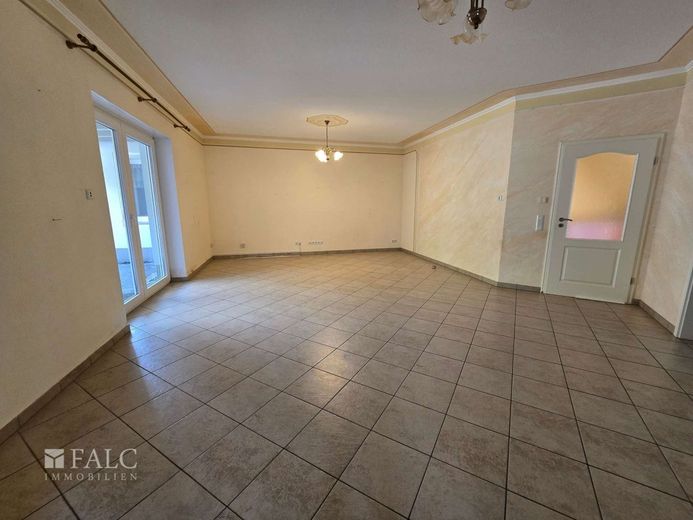 Ein Paradies für eine große Familie im Blumenviertel in Nümbrecht – Wohnzimmer