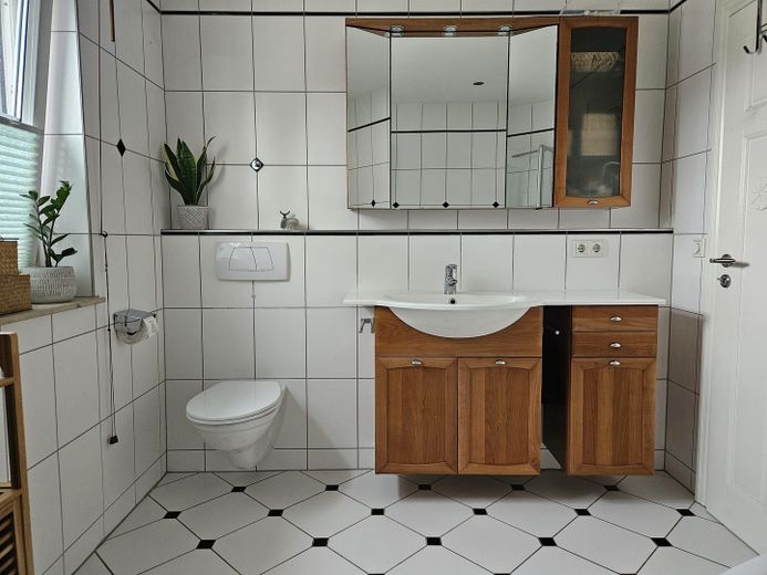 Traumhaftes Wohnen in Gerolfing – Badezimmer