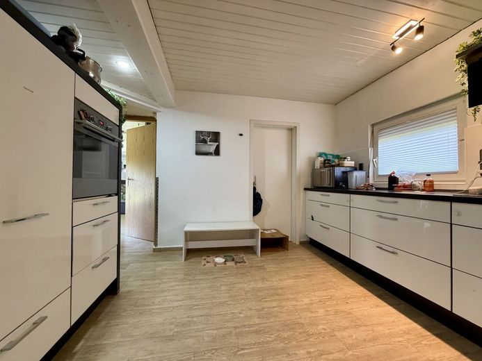 Fröndenberg-Ardey: Attraktives und solides Wohnhaus in Privatstraße mit drei vermieteten Einheiten! – Wohnung 1: Küche