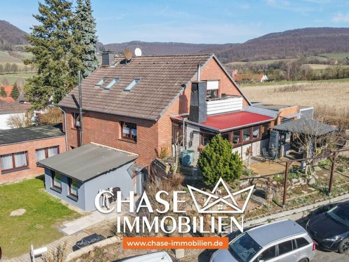 Amplia casa de 3 viviendas en una idílica ubicación junto al campo en Hessisch Oldendorf – ¡OT Rohden! – Foto 1