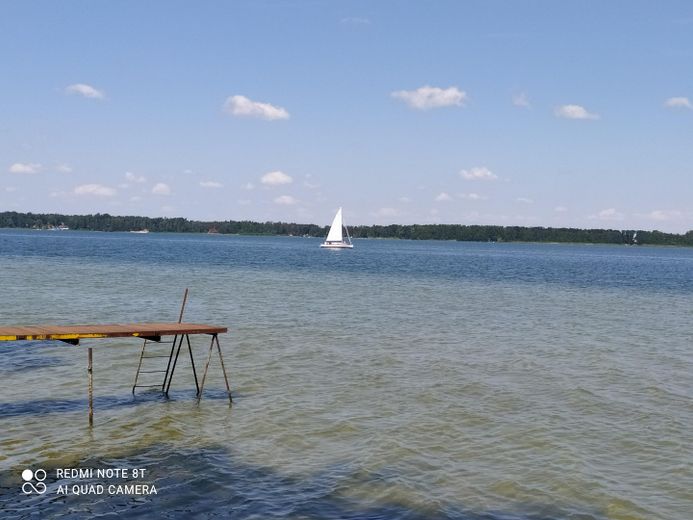 2 HÄUSER AM SEE: Stadtvilla+Cottage, Seezugang m. Bootssteg, Garten, Terrasse, Ferienwohnung – Blick vom eigenen Bootssteg