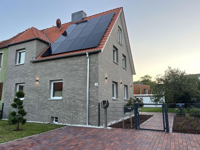 Haus PV Anlage Vorderseite