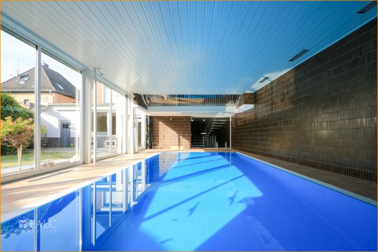 Mehrgenerationenhaus mit Schwimmbad – Indoor Pool