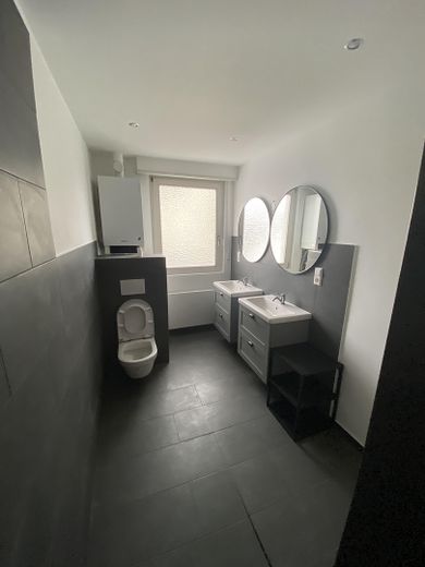 السكن بأناقة بالقرب من قصر شفِتسينغن: مع مرآب ومطبخ مُجهّز – Badezimmer