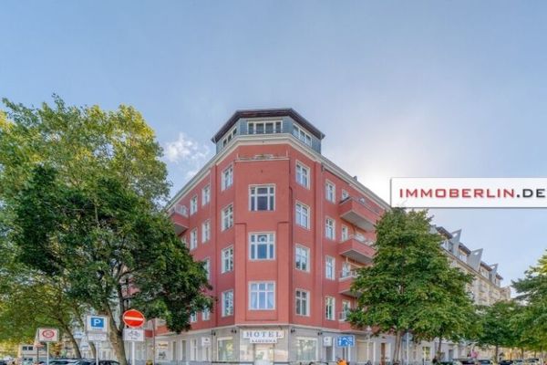 IMMOBERLIN.DE - Batı balkonlu, büyüleyici alçı süslemeli eski bina dairesi