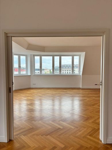 Provisionsfrei: Außergewöhnliche Dachgeschosswohnung mit Blick über Berlin und toller Dach-Terrasse – Wohnzimmer von EssZi gesehen