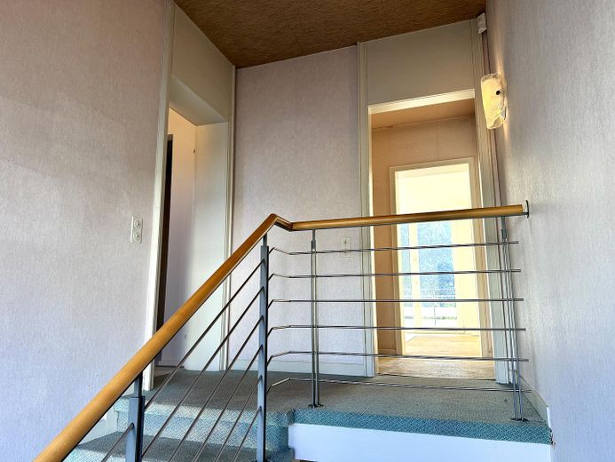 EFH oder MFH: außergewöhnlich flexibel & solide, ideale Lage, großes Potential – Treppe zum OG
