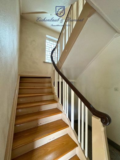 2-3 Familienhaus mit Erweiterungsmöglichkeit in guter Lage von Fechingen – Treppe zum OG