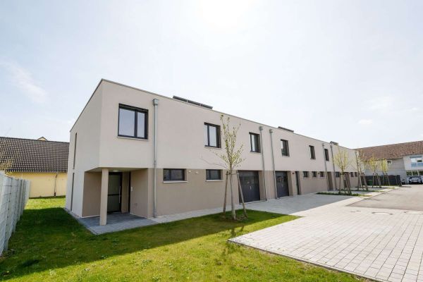 Rheinstetten’de konut ve ticari bölümü + bahçe, garaj ve 3 otopark yeri bulunan modern sıra evin uç birimi