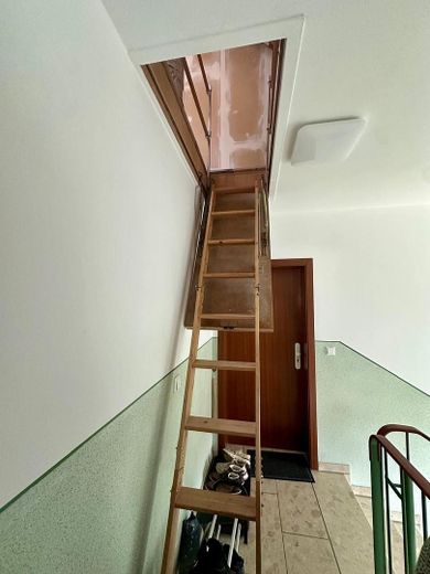 Yüksek kaliteli yenilenmiş 3 odalı çatı katı dairesi - Balkon ve Wilkau-Haßlau, Zwickau şehir sınırında sakin konum – Aufgang zum Dachboden
