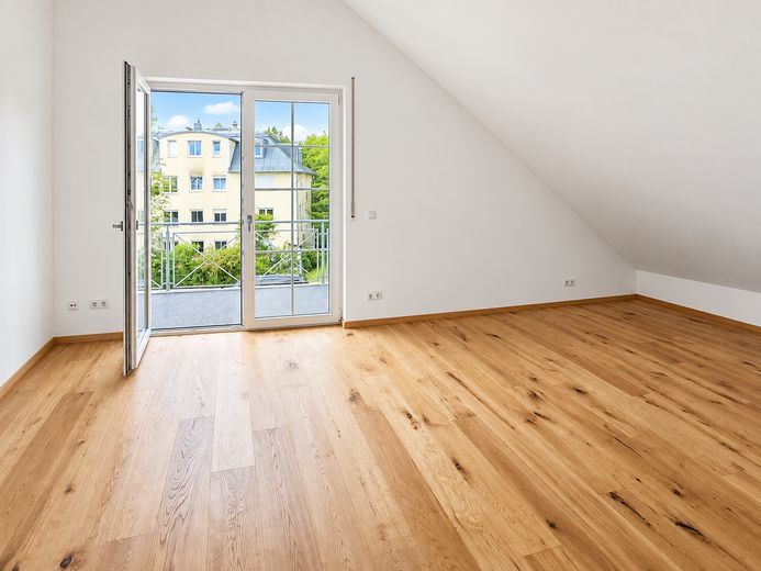 Schöne DG-Wohnung mit Einbauküche im Herzen Haar's – Wohnzimmer Balkon
