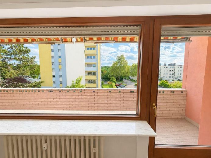 von Privat Eigentumswohnung  Großzügige 4-Zimmer-Wohnung in Olewig mit Balkon, Garage und Stellplatz – Wohnzimmer Blick Richtung Balk