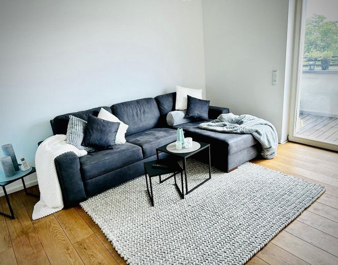 Dachgeschosswohnung mit Balkon und Terrasse – Wohnzimmer