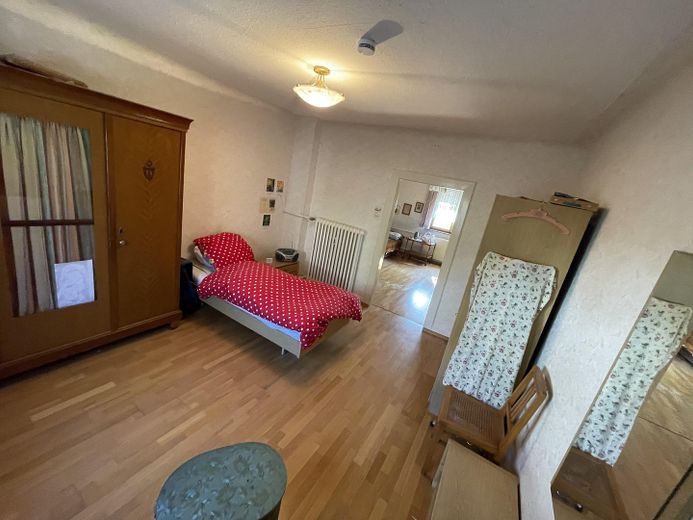 Wolnostojący dom jednorodzinny z garażem i ogrodem – Schlafzimmer EG
