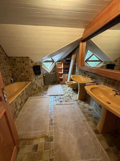 Wohnen mit Charakter: Charmantes Einfamilienhaus mit großem Garten & Kamin – Bad OG