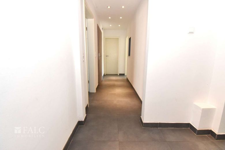 Reserviert! Modernisiertes Dreifamilienhaus mit großem Grundstück und Wintergarten – Flur EG