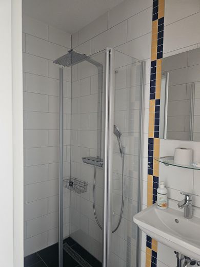 Badezimmer mit Dusche