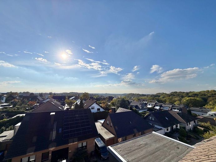 Maisonette di 5,5 locali con ampio soppalco, terrazza sul tetto e vista panoramica su Wülfrath - senza commissioni – Blick über Wülfrath