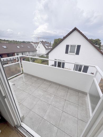 Helle 2-Zimmer-Wohnung mit großem Balkon & moderner Küche – Sanierter Balkon