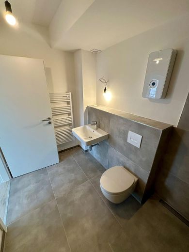 Großzügige 4,5-Zimmer-Wohnung mit ca. 135 m², Balkon, 2 Bädern, Aufzug und Garage in Düsseldorf-Bilk – Bad en Suite