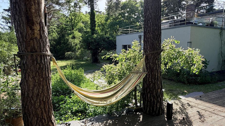 Traumhafte zeitgenössische Immobilie in der ruhigen Villenkolonie Kleinmachnow – Holzterrasse Garten