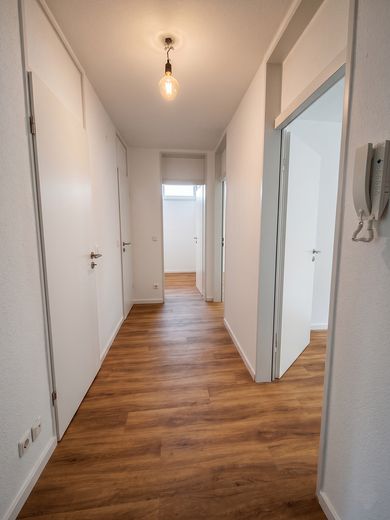 Een droom – instapklaar 3,5-kamerappartement met balkon en garage – Flur (von der Wohnungstür aus)