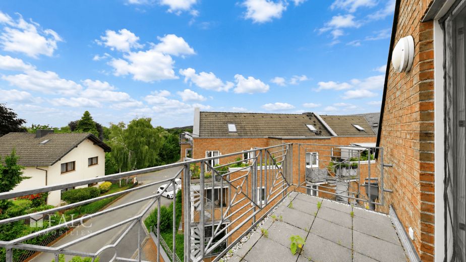 Modernisiert, lichtdurchflutet und außergewöhnlich - Wohnen auf zwei Ebenen mit Stil – Balkon