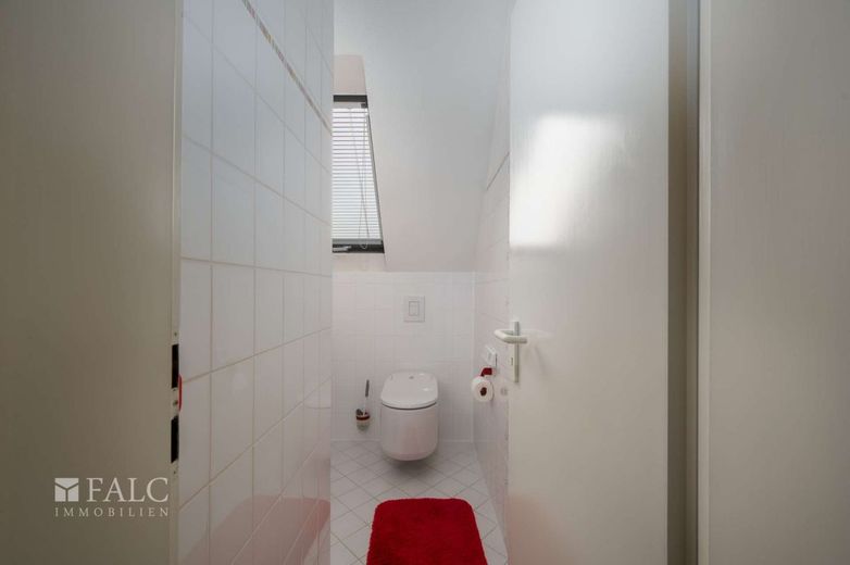 Helle Maisonette-Wohnung mit Terrasse, Fußbodenheizung und eigenem Saunaraum – Gäste WC
