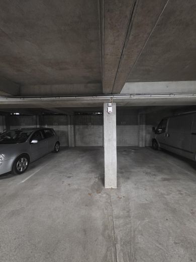 2 miejsca postojowe w garażu podziemnym i 3 podwójne miejsca postojowe w garażu podziemnym do wynajęcia krótko- lub długoterminowo – Tiefgaragenstellplatz