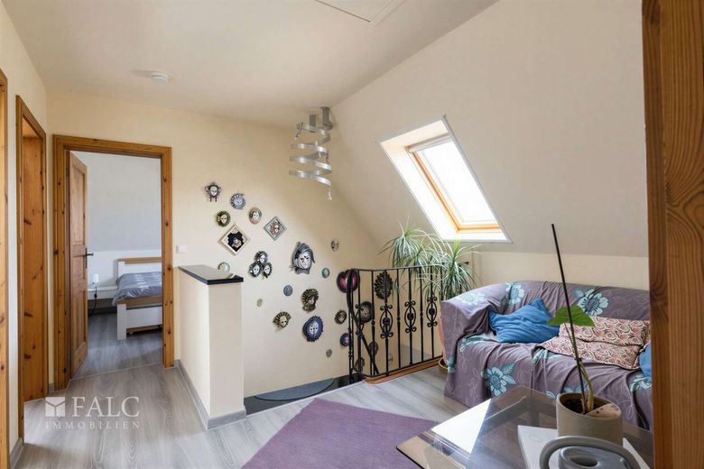 Provisionsfrei: modernisiertes Einfamilienhaus mit Pool und Sauna – Flur OG