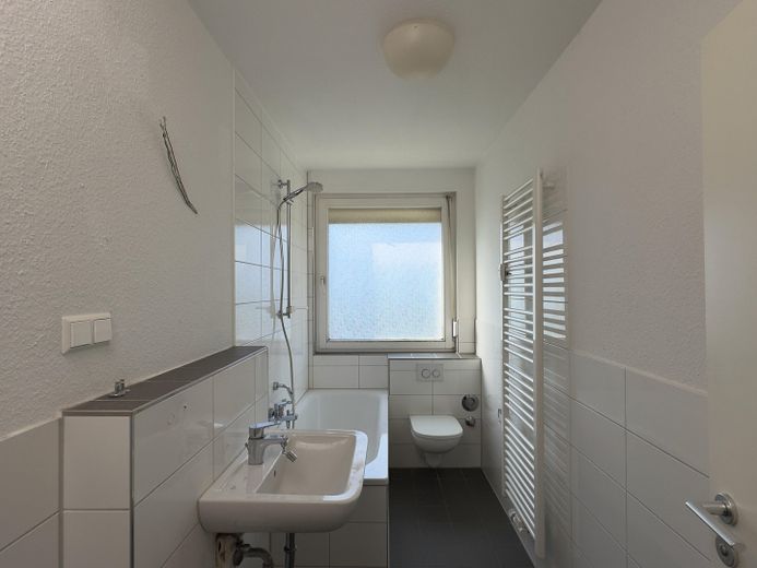 Tageslichtbad mit Badewanne