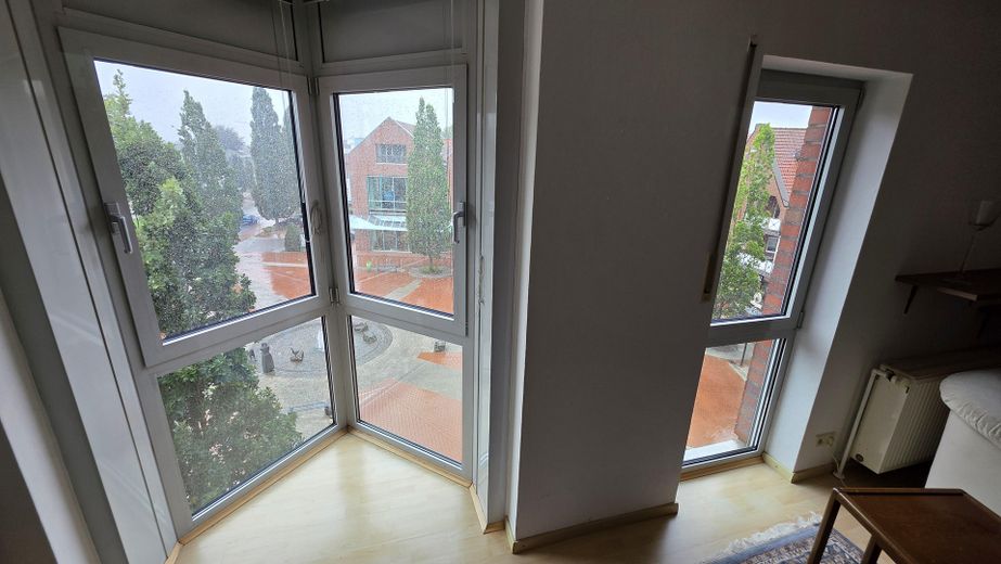 Luminoso apartamento de 3 habitaciones en el ático, 90 m², balcón, ascensor y cocina equipada – Spelle-Mitte, disponible a partir de octubre – Eckfenster mit Ausblick