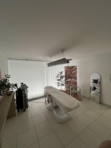 3 separate Gewerbeeinheiten ideal für Kosmetikstudio, Friseurladen, Massagesalon usw. – Kleineres Studio mit Terasse